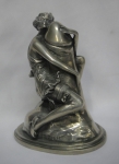 BRUNO ZACH (AUSTRIA, 1891-1935). "Erótica", escultura art deco em pewter prateado. Alt. 17cm. Assinado. Artista citado no Benezit e com obras no Berman Bronze.