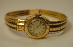 Relógio feminino suíço de pulso da marca "Sigma-Valmon, Geneve". Caixa e pulseira em ouro 18k. Peso: 18,3g. Funcionando.