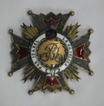 Rara Comenda da "Ordem de Isabel a Católica" em prata vermeil e esmalte. Esta ordem honorífica civil do Reino de Espanha, foi estabelecida em 14 de março de 1815 por "Fernando VII", em homenagem a "Isabel de Castela". Medida: 6 X 6.