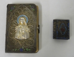Missal e terço com respectiva caixinha em prata vermeil portuguesa contraste "Javali-Porto" (circa 1920), finamente filigranados e esmaltados com imagens sacras e flores. Medida do missal: 9 X 6.