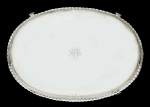 Tabuleiro oval com alça em prata portuguesa contraste "Águia- Lisboa". Galeria e pés vazados, fundo liso com monograma lavrado no centro. Medida: 47 x 33. Peso: 2.000g. Prateiro "W.A. Sarmento".