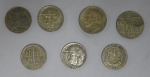 Cento e treze moedas brasileiras em prata da década de 20 e 30, sendo 107 unidades de 2000 réis e 6 unidades de 5000 réis. Peso: 916g.