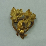 Antigo broche no feitio de flor em ouro 18k. Alt.: 3,5cm. Peso: 6,8g.