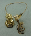 Gargantilha articulada em ouro 18k, decorada com beija-flor e flores. Peso: 89,4g.