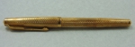 Antiga caneta tinteiro em ouro 18k guilhochado. Peso bruto: 31,8g.