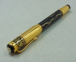 MONT BLANC. Rara caneta tinteiro alemã de coleção da marca "Mont Blanc". Guarnição em ouro 18k contrastado e esmalte negro rajado.