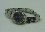 ROLEX. Relógio feminino suíço de pulso com calendário da marca "Rolex". Caixa e pulseira em aço inox. Mostrador azul. Mecanismo automático. Funcionando.