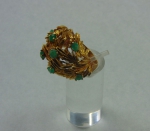 Anel em ouro 18k - 750mls contrastado no feitio de ramos e flores com 7 esmeraldas. Aro 16/17. Peso: 13,8g.