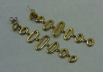 Par de brincos em ouro 18k ornamentados com pequenas argolinhas ovais. Peso: 8,9g.