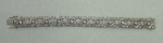 Delicada e antiga pulseira em platina com 11 brilhantes centrais e 44 diamantes nas laterais. Peso: 29,6g.