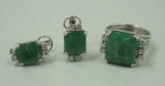Conjunto de par de brincos e anel em platina com jade central e 14 brilhantes laterais. Peso: 15,3g. Aro 15/16.