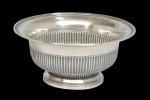 Bowl em prata portuguesa contraste "Águia-Porto", estilo "D. Maria". Lateral canelada e base com borda perolada. Diam.: 20cm. Peso: 520g.