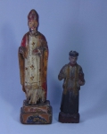 SÃO PEDRO E SANTO INÁCIO. Duas imagens miniaturas em madeira policromada. Alt.: 19cm e 12cm. Minas - séc. XIX. (Faltam as mãos direitas).
