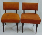 Par de cadeiras baixas em madeira clara com pernas dianteiras torneadas no feitio de "palito" (Década de 50). Assento e encosto forrados em veludo coral.