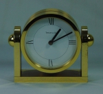 TIFFANY & Co. Relógio suíço confeccionado com exclusividade para a "Tiffany", com caixa em metal dourado. Mostrador esmaltado. Alt.: 9cm. Mecanismo a bateria. Funcionando.