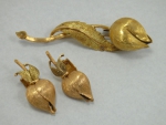 Conjunto de par de brincos e broche no feitio de tulipa em ouro 18k. Comp. do broche: 8cm. Peso: 28,9g.