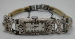 Relógio art deco suíço de pulso da marca "Levis", década de 20/30. Caixa e trecho da pulseira em platina com 30 diamantes. Complemento da pulseira original. Peso: 18,2g. (Mecanismo necessitando de revisão).