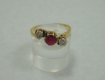 Antigo anel em ouro 18k com pedra vermelha central provavelmente rubi e 2 brilhantes laterais lapidação antiga. Aro: 18.