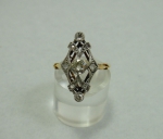 Antigo anel em platina sobre ouro 18k, 3 brilhantes lapidação antiga e 6 diamantes. Aro: 15/16.