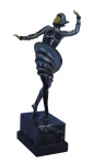 FRANÇA (1900). "Dancer", escultura art deco em bronze patinado com rosto e mãos em marfinite. Base em mármore negro rajado. Alt.: 30cm.