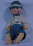 Bebê alemão de coleção com rosto em biscuit. Vestes originais. Apresenta marca na nuca. Alt.: 34cm.