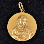 Medalha sacra em ouro 18k, representando "Nossa Senhora do Sagrado Coração". Diâm.: 2,5cm. Peso: 3,9g