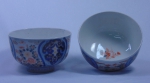 Par de bowls em porcelana japonesa "Imari", séc. XIX, esmaltado com "flores no jardim", com predominância rouge de fer. Diâm.: 11cm. (Em função da fragilidade, este lote só poderá ser enviado para fora do estado através de transportadora especializada).