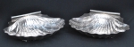 DAVID FERREIRA (PORTUGAL, 1909-?). Par de magníficas conchas em prata portuguesa contraste "Águia-Porto". Fundo gomado e cinzelado. Pega em meia cana. Pés no feitio de caracol. Marca do prateiro. Medida: 33 X 37. Peso: 2.230g.