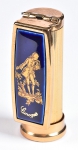 CARMONT-PARIS. Porta batom francês em vermeil, ornamentado com placa esmaltada de "Limoges" em azul cobalto realçada a ouro, representando "Nobre da Corte". Comp.: 6cm. Marca da grife.