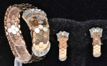 Conjunto de par de brincos e pulseira no feitio de "cinto" em ouro 16k, ouro branco e 19 brilhantes. Peso: 63,8g. (Falta 1 brilhante).