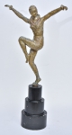 "Dançarina de Kapurthala", esculttura em bronze dourado. Base em madeira torneada e laqueada. Alt.: 62cm.