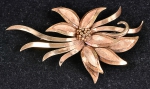 Broche no feitio de "ramo de flor" em ouro 18k. Comp.: 7,8cm. Peso: 15,3g.