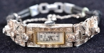 Relógio art deco feminino suíço de pulso da marca "Avia". Caixa e pulseira em platina com 34 diamantes. Peso líquido: 21g. (Mecanismo necessitando de revisão).