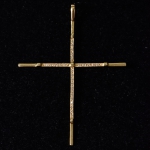 Crucifixo em ouro 18k com 30 diamantes. Comp.: 7,5cm.
