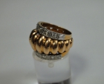 Antigo anel gomado em ouro 18k, ouro branco e 10 brilhantes. Aro: 7/8. Peso: 15g.