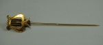 Antigo alfinete de gravata em ouro 18k arrematado com "Lira". Peso: 4,4g.