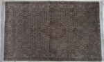 Tapete Tabriz (Ponto Fino), medindo: 1,30 X 0,82 = 1,06m². Acompanha certificado de autenticidade.