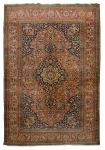 Raro tapete Kashan (circa 1890), medindo: 2,12 X 1,39 = 2,94m². Reproduzido com foto no catálogo.