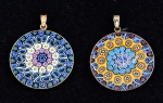 Dois pendentes redondos em vidro moldado de Murano dito "Millefiori", guarnição em prata dourada 925mls contrastada. Diâm.: 3cm.
