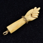 Antiga figa esculpida em marfim. Guarnições em ouro 18k. Medida: 5,5cm.