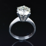 Magnífico anel em platina com brilhante solitário de aproximadamente 3,0ct. Aro: 16.