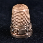Antigo dedal de coleção em ouro 18k com 8 diamantes laterais guarnecidos com folhas de parreira. Alt.: 2,4cm. Peso: 8g.