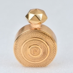 Antigo perfumeiro cilíndrico em ouro guilhochado 18k - 750mls contrastado. Alt.: 2,8cm. Peso: 6,9g.
