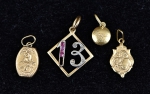 Quatro pendentes em ouro 18k, sendo 3 sacros e 1 com número 13 (este com 4 diamantes). Peso: 2,2g.