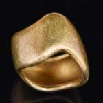 H. STERN. Anel ondulado em ouro escovado 18k - 750mls contrastado. Marca da famosa grife. Aro: 10. Peso: 12,2g.