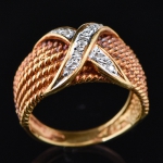 Anel filigranado de 7 fios em ouro 18k ornamentado com lacinho e 9 diamantes. Aro: 16. Peso: 5,5g.