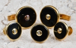 Par de antigas e elegantes abotoaduras e 3 botões em ouro 18k arrematados com ônix e 1 brilhante no centro. Peso: 21,8g.