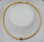 Gargantilha filigranada em ouro 18k - 750mls contrastado, ornamentada com esfera móvel. Diam.: 13cm. Peso: 30,5g.
