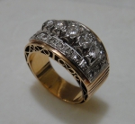 Antigo anel em ouro 18k com 5 brilhantes centrais e 20 laterais, totalizando 1,5ct. Aro: 17. Peso: 10g.