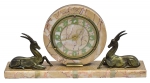 Relógio francês art deco dos anos 30 com base e estrutura em mármore bege rajado, guarnecido nas extremidades com "casal de alces" em bronze dourado. Comp.: 40cm. Larg.: 8cm. Reproduzido com foto no catálogo.